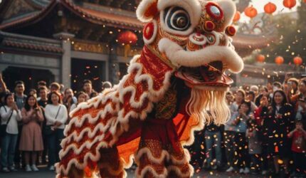 Aksi spektakuler barongsai pada hari pertama Imlek 17 Februari 2026 memikat warga Dabo Singkep. Tradisi kuno Tiongkok ini bukan sekadar hiburan, tetapi simbol keberuntungan dan pengusir energi buruk | f. Redaksi