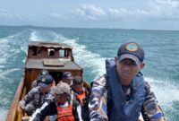 Danposal Tajur Biru bersama Tim SAR Gabungan melaksanakan pencarian orang hilang di perairan Selat Pintu, Kecamatan Temiang Pesisir, Kabupaten Lingga, Minggu (22/2/2026) | f. Redaksi