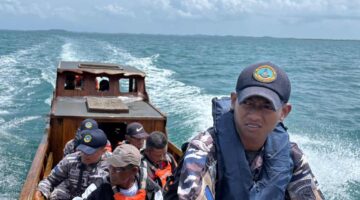 Danposal Tajur Biru bersama Tim SAR Gabungan melaksanakan pencarian orang hilang di perairan Selat Pintu, Kecamatan Temiang Pesisir, Kabupaten Lingga, Minggu (22/2/2026) | f. Redaksi