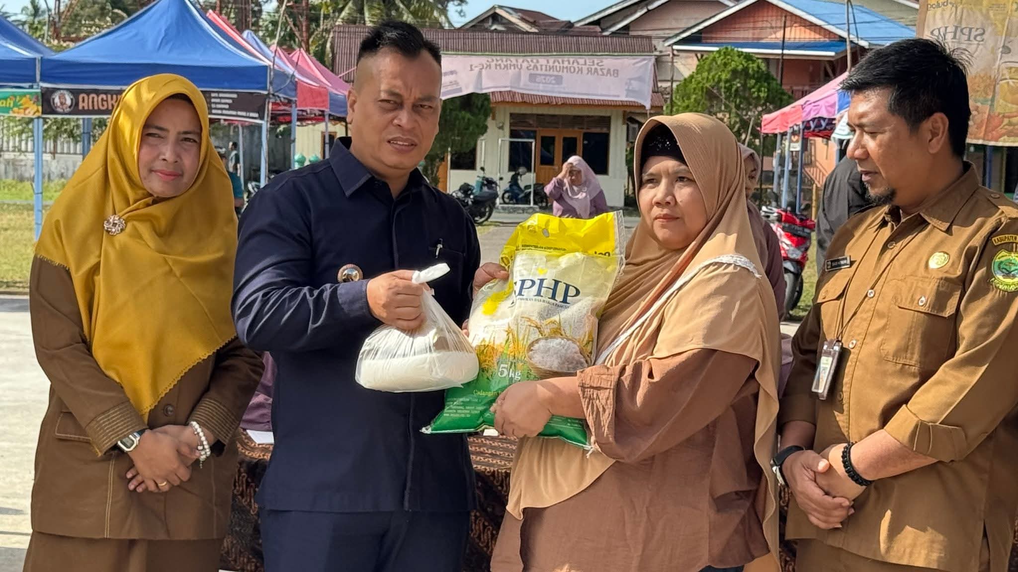 Pemerintah Kabupaten Lingga menggelar Gerakan Pangan Murah serentak se-Kepri pada 9 Februari 2026. Bupati Lingga Muhammad Nizar memantau langsung pasar murah di Daik Lingga dengan ratusan paket sembako harga terjangkau | f. Diskominfo Lingga