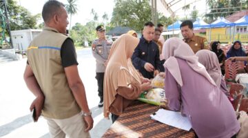 Pemerintah Kabupaten Lingga menggelar Gerakan Pangan Murah serentak se-Kepri pada 9 Februari 2026. Bupati Lingga Muhammad Nizar memantau langsung pasar murah di Daik Lingga dengan ratusan paket sembako harga terjangkau | f. Diskominfo Lingga