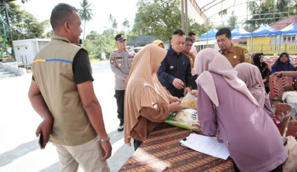 Pemerintah Kabupaten Lingga menggelar Gerakan Pangan Murah serentak se-Kepri pada 9 Februari 2026. Bupati Lingga Muhammad Nizar memantau langsung pasar murah di Daik Lingga dengan ratusan paket sembako harga terjangkau | f. Diskominfo Lingga