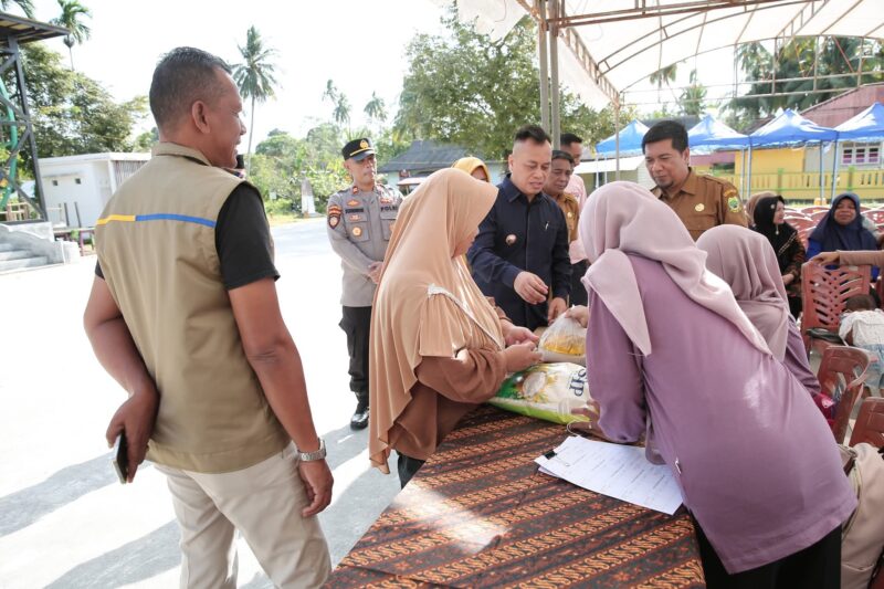 Pemerintah Kabupaten Lingga menggelar Gerakan Pangan Murah serentak se-Kepri pada 9 Februari 2026. Bupati Lingga Muhammad Nizar memantau langsung pasar murah di Daik Lingga dengan ratusan paket sembako harga terjangkau | f. Diskominfo Lingga