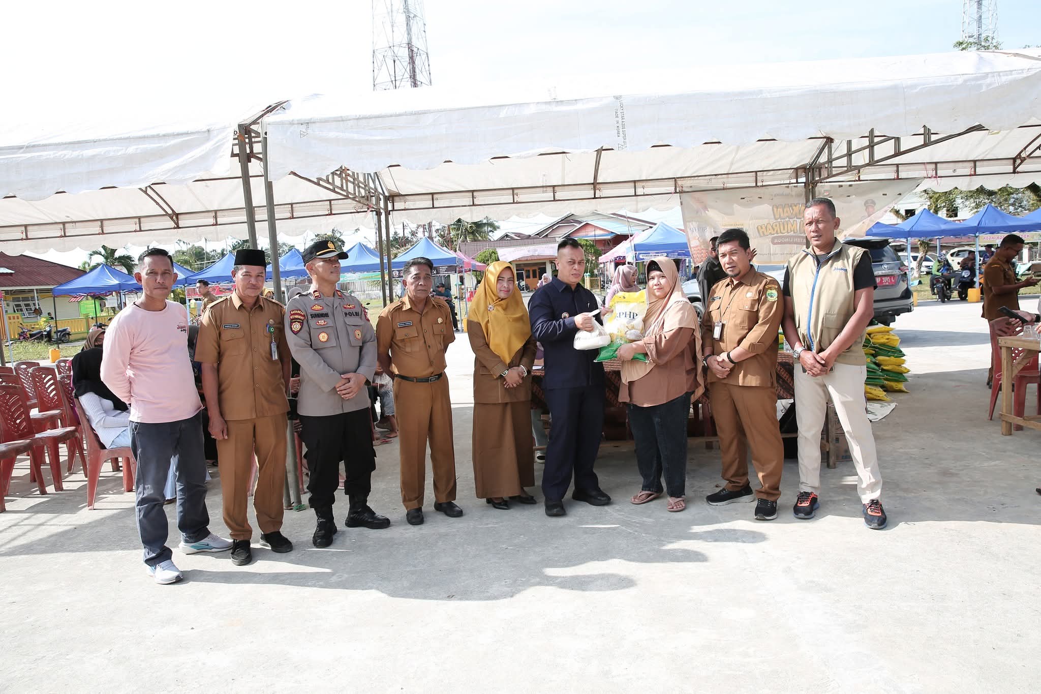 Pemerintah Kabupaten Lingga menggelar Gerakan Pangan Murah serentak se-Kepri pada 9 Februari 2026. Bupati Lingga Muhammad Nizar memantau langsung pasar murah di Daik Lingga dengan ratusan paket sembako harga terjangkau | f. Diskominfo Lingga