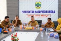 Bupati Lingga M. Nizar bersama Wakil Bupati Novrizal menghadiri High Level Meeting TPID Kabupaten Lingga untuk mengevaluasi pengendalian inflasi dan memastikan stabilitas harga bahan pokok menjelang Ramadhan | f. Diskominfo Lingga
