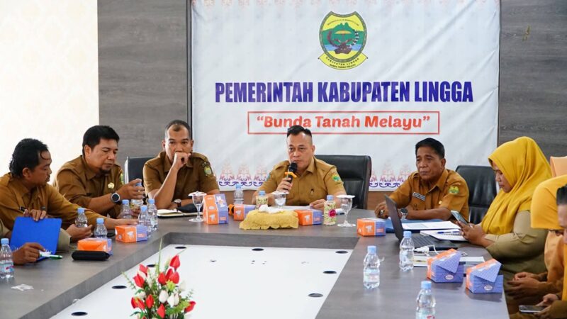 Bupati Lingga M. Nizar bersama Wakil Bupati Novrizal menghadiri High Level Meeting TPID Kabupaten Lingga untuk mengevaluasi pengendalian inflasi dan memastikan stabilitas harga bahan pokok menjelang Ramadhan | f. Diskominfo Lingga