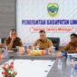 Bupati Lingga M. Nizar bersama Wakil Bupati Novrizal menghadiri High Level Meeting TPID Kabupaten Lingga untuk mengevaluasi pengendalian inflasi dan memastikan stabilitas harga bahan pokok menjelang Ramadhan | f. Diskominfo Lingga