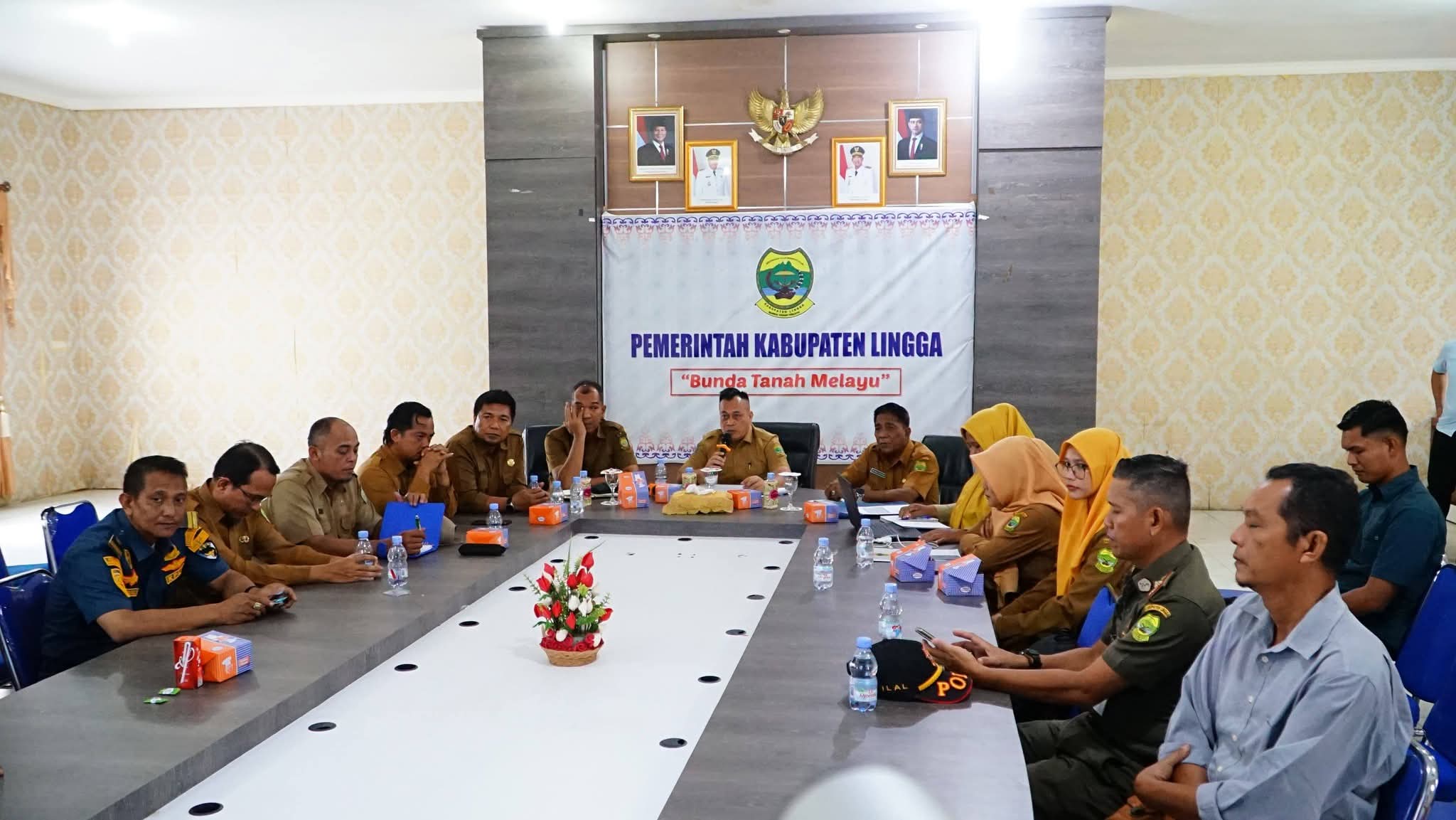 Bupati Lingga M. Nizar bersama Wakil Bupati Novrizal menghadiri High Level Meeting TPID Kabupaten Lingga untuk mengevaluasi pengendalian inflasi dan memastikan stabilitas harga bahan pokok menjelang Ramadhan | f. Diskominfo Lingga