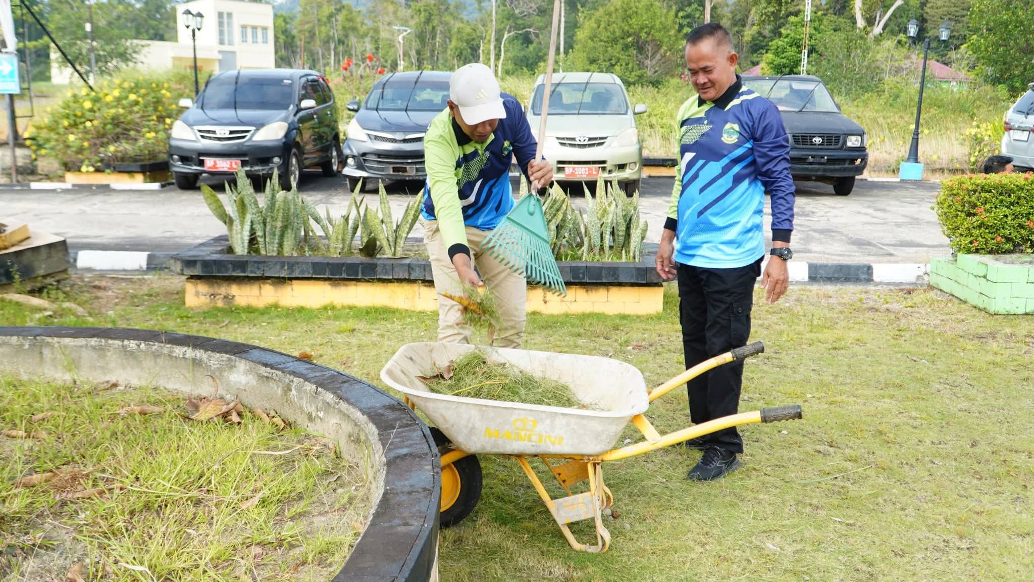 Bupati Lingga dan Wabup Turun Langsung Gotong Royong di BPKAD | f. Diskominfo Lingga