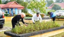 Bupati Lingga dan Wabup Turun Langsung Gotong Royong di BPKAD | f. Diskominfo Lingga