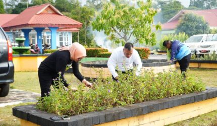 Bupati Lingga dan Wabup Turun Langsung Gotong Royong di BPKAD | f. Diskominfo Lingga