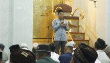 Pemkab Lingga melalui Wabup Novrizal menyampaikan ucapan selamat menunaikan ibadah puasa Ramadhan 1447 H kepada umat Muslim. Disampaikan di Masjid Az Zulfa Dabo Singkep, masyarakat diajak memperkuat iman dan persatuan | f. Sahib