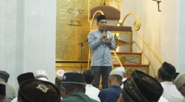 Pemkab Lingga melalui Wabup Novrizal menyampaikan ucapan selamat menunaikan ibadah puasa Ramadhan 1447 H kepada umat Muslim. Disampaikan di Masjid Az Zulfa Dabo Singkep, masyarakat diajak memperkuat iman dan persatuan | f. Sahib