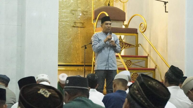 Pemkab Lingga melalui Wabup Novrizal menyampaikan ucapan selamat menunaikan ibadah puasa Ramadhan 1447 H kepada umat Muslim. Disampaikan di Masjid Az Zulfa Dabo Singkep, masyarakat diajak memperkuat iman dan persatuan | f. Sahib