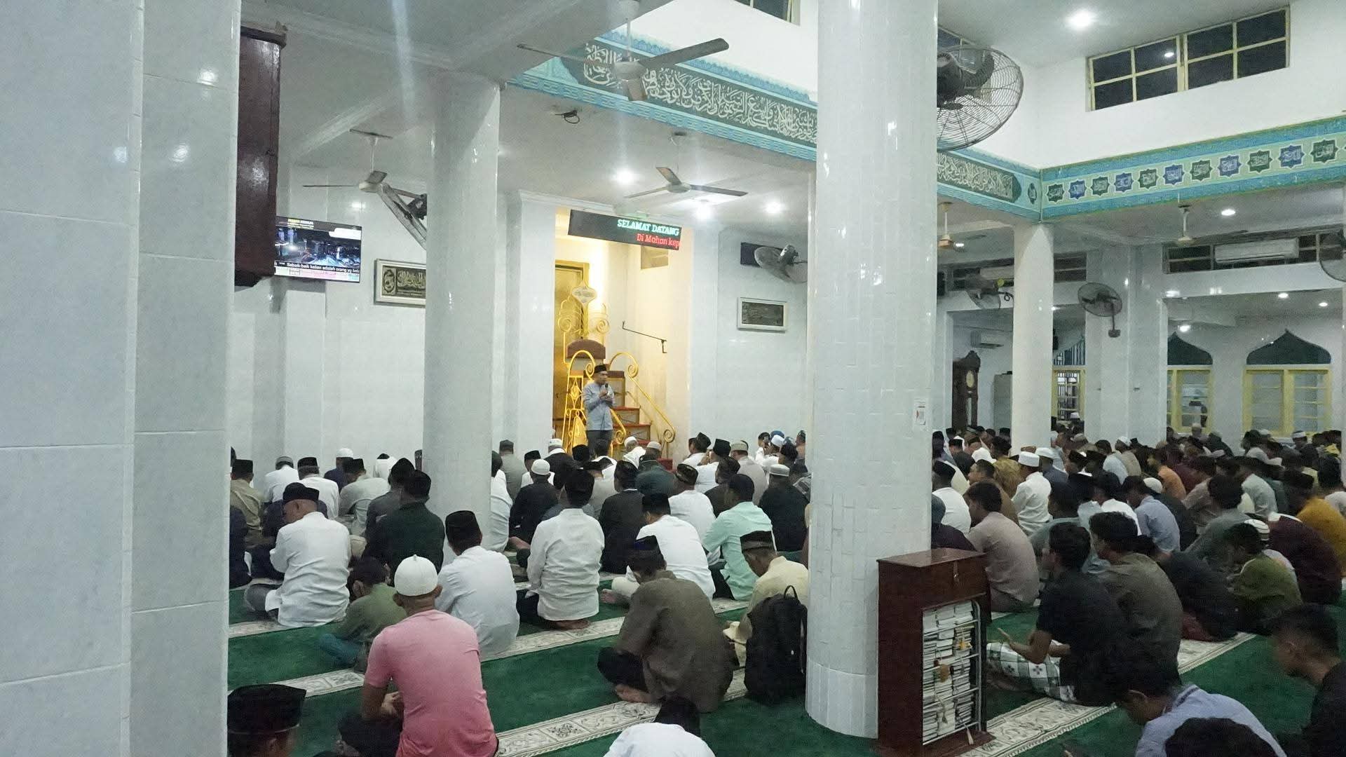 Pemkab Lingga melalui Wabup Novrizal menyampaikan ucapan selamat menunaikan ibadah puasa Ramadhan 1447 H kepada umat Muslim. Disampaikan di Masjid Az Zulfa Dabo Singkep, masyarakat diajak memperkuat iman dan persatuan | f. Sahib