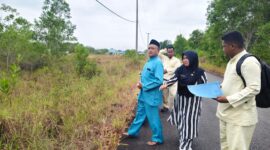 Plt Camat Singkep Barat Susi Yenti meninjau lokasi rencana pembangunan Koperasi Desa Merah Putih di Desa Kuala Raya | f. Redaksi