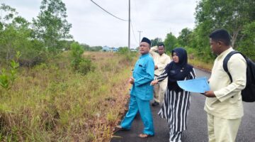 Plt Camat Singkep Barat Susi Yenti meninjau lokasi rencana pembangunan Koperasi Desa Merah Putih di Desa Kuala Raya | f. Redaksi