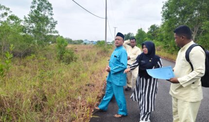 Plt Camat Singkep Barat Susi Yenti meninjau lokasi rencana pembangunan Koperasi Desa Merah Putih di Desa Kuala Raya | f. Redaksi