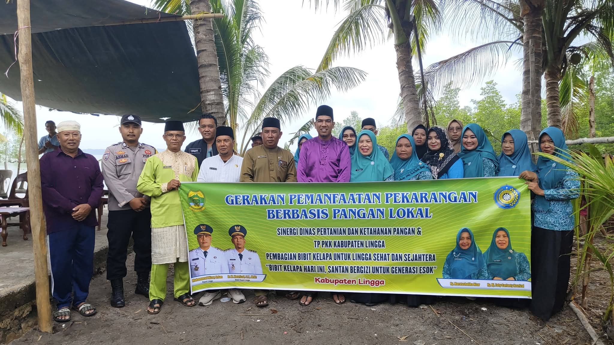 Wakil Bupati Lingga Ir. H. Novrizal menyerahkan 30 bibit kelapa di Desa Kelumu sebagai upaya memperkuat ketahanan pangan dan pencegahan stunting melalui sinergi TP PKK dan Dinas Pertanian | f. Diskominfo Lingga