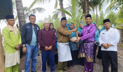 Wakil Bupati Lingga Ir. H. Novrizal menyerahkan 30 bibit kelapa di Desa Kelumu sebagai upaya memperkuat ketahanan pangan dan pencegahan stunting melalui sinergi TP PKK dan Dinas Pertanian | f. Diskominfo Lingga