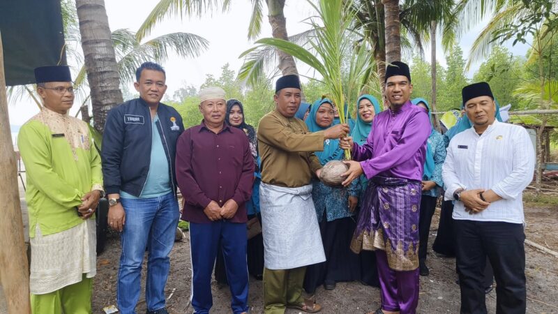 Wakil Bupati Lingga Ir. H. Novrizal menyerahkan 30 bibit kelapa di Desa Kelumu sebagai upaya memperkuat ketahanan pangan dan pencegahan stunting melalui sinergi TP PKK dan Dinas Pertanian | f. Diskominfo Lingga