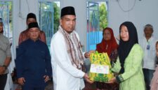 Pemkab Lingga menggelar Safari Ramadan perdana 2026 di Desa Marok Kecil, Singkep Selatan. Kegiatan ini menjadi ajang silaturahmi sekaligus penyerahan bantuan sembako bagi masyarakat | f. Prokopim Lingga
