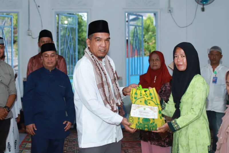 Pemkab Lingga menggelar Safari Ramadan perdana 2026 di Desa Marok Kecil, Singkep Selatan. Kegiatan ini menjadi ajang silaturahmi sekaligus penyerahan bantuan sembako bagi masyarakat | f. Prokopim Lingga