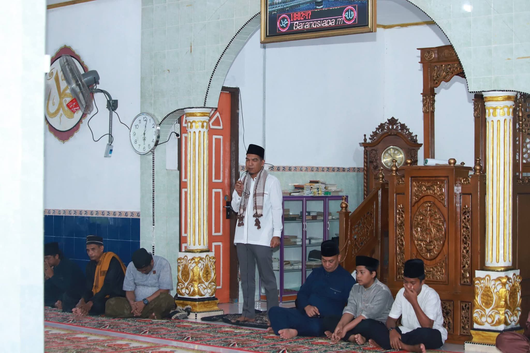 Pemkab Lingga menggelar Safari Ramadan perdana 2026 di Desa Marok Kecil, Singkep Selatan. Kegiatan ini menjadi ajang silaturahmi sekaligus penyerahan bantuan sembako bagi masyarakat | f. Prokopim Lingga