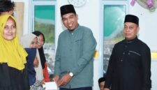 Pemkab Lingga Pererat Silaturahmi dan Serahkan Bantuan kepada Masyarakat di Masjid Nurul ‘Ilmi Singkep Pesisir | prokopim Lingga