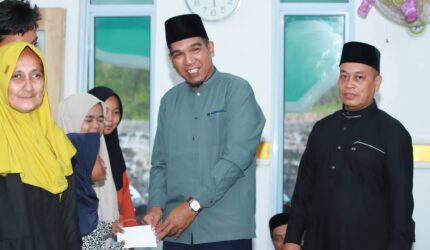 Pemkab Lingga Pererat Silaturahmi dan Serahkan Bantuan kepada Masyarakat di Masjid Nurul ‘Ilmi Singkep Pesisir | prokopim Lingga