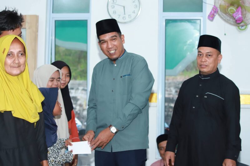 Pemkab Lingga Pererat Silaturahmi dan Serahkan Bantuan kepada Masyarakat di Masjid Nurul ‘Ilmi Singkep Pesisir | prokopim Lingga