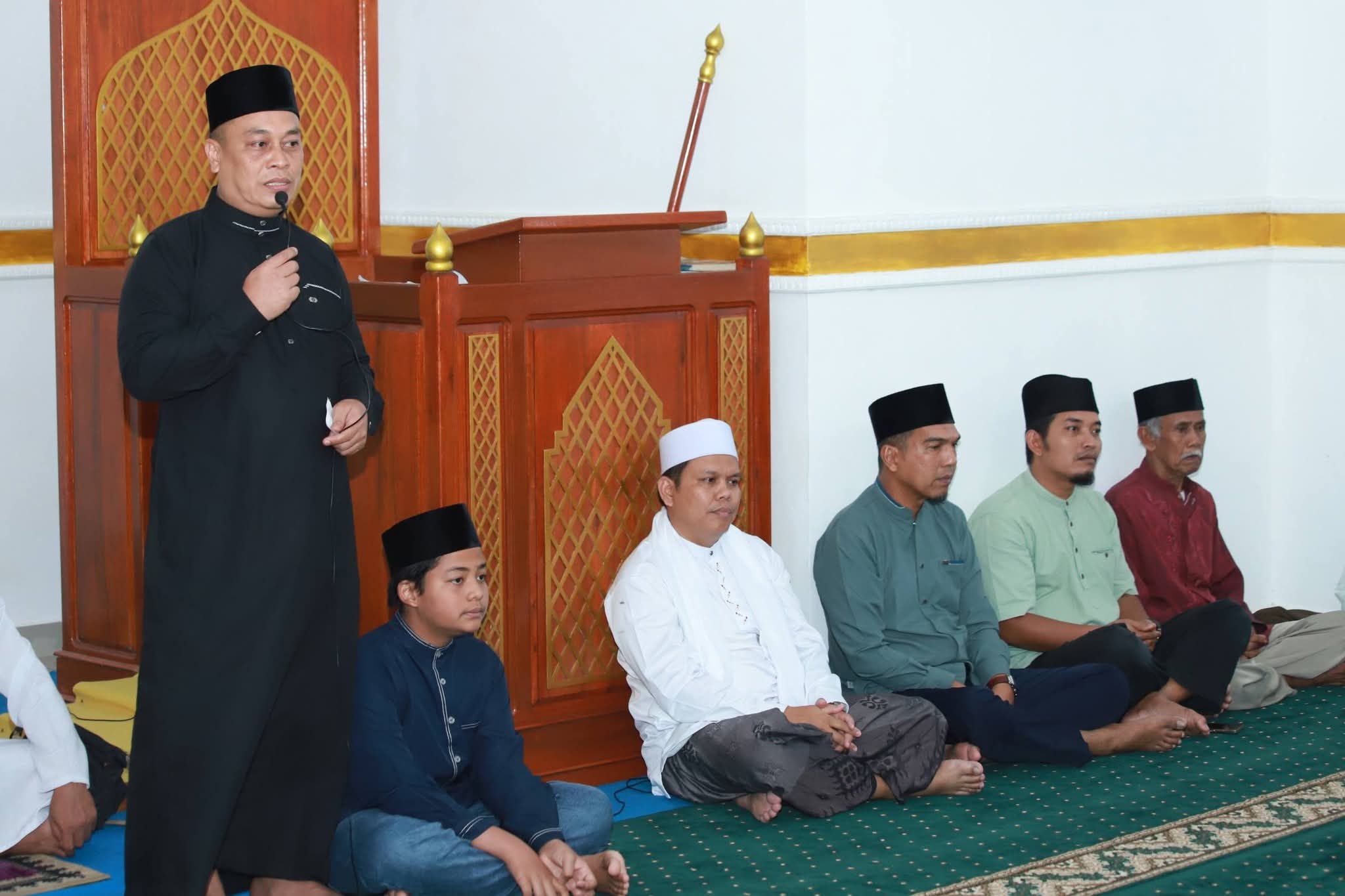 Pemkab Lingga Pererat Silaturahmi dan Serahkan Bantuan kepada Masyarakat di Masjid Nurul ‘Ilmi Singkep Pesisir | prokopim Lingga