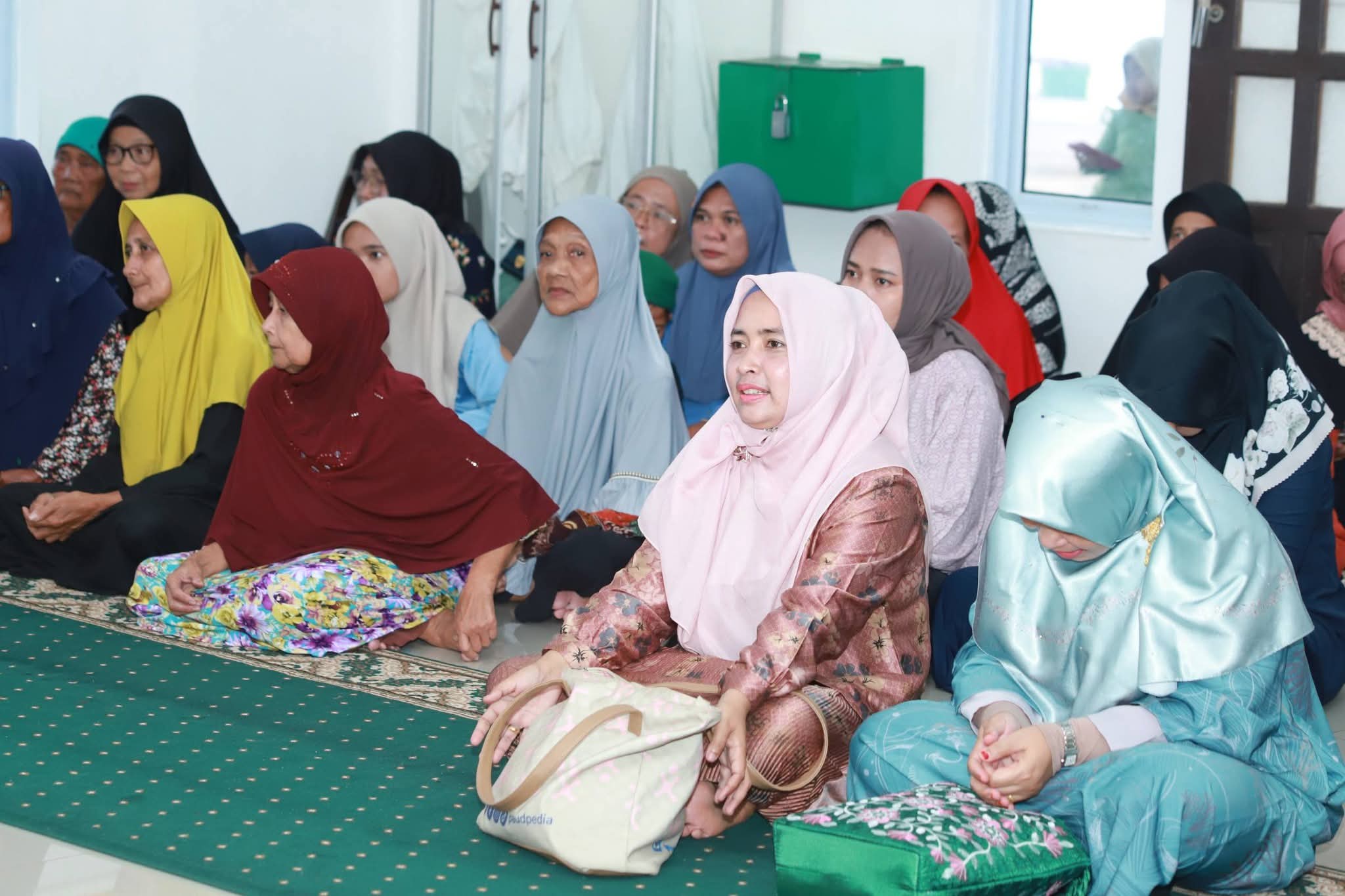 Pemkab Lingga Pererat Silaturahmi dan Serahkan Bantuan kepada Masyarakat di Masjid Nurul ‘Ilmi Singkep Pesisir | prokopim Lingga