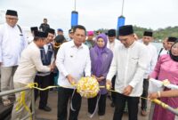 Gubernur Kepri Ansar Ahmad meresmikan dermaga apung HDPE di Pelabuhan Jagoh, Dabo Singkep, Lingga. Infrastruktur senilai Rp2,73 miliar ini memperkuat konektivitas wilayah pesisir dan pulau-pulau di Kepri | f. Diskominfo Kepri