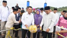 Gubernur Kepri Ansar Ahmad meresmikan dermaga apung HDPE di Pelabuhan Jagoh, Dabo Singkep, Lingga. Infrastruktur senilai Rp2,73 miliar ini memperkuat konektivitas wilayah pesisir dan pulau-pulau di Kepri | f. Diskominfo Kepri