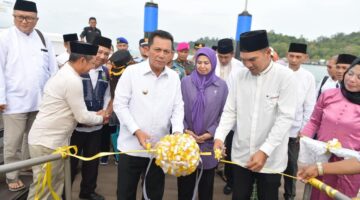 Gubernur Kepri Ansar Ahmad meresmikan dermaga apung HDPE di Pelabuhan Jagoh, Dabo Singkep, Lingga. Infrastruktur senilai Rp2,73 miliar ini memperkuat konektivitas wilayah pesisir dan pulau-pulau di Kepri | f. Diskominfo Kepri