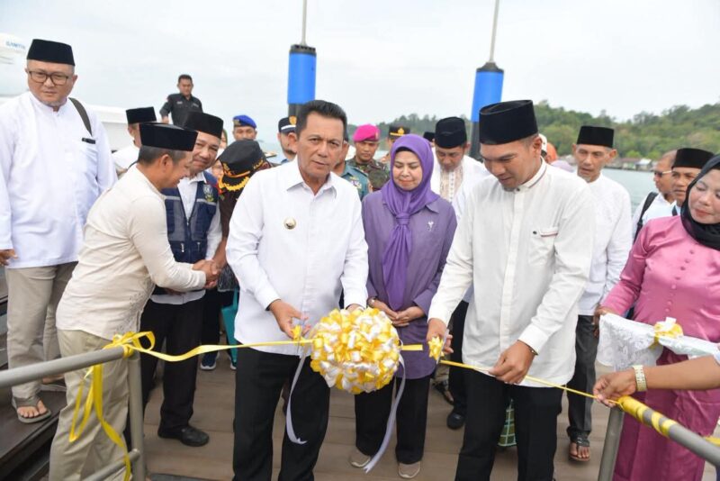 Gubernur Kepri Ansar Ahmad meresmikan dermaga apung HDPE di Pelabuhan Jagoh, Dabo Singkep, Lingga. Infrastruktur senilai Rp2,73 miliar ini memperkuat konektivitas wilayah pesisir dan pulau-pulau di Kepri | f. Diskominfo Kepri