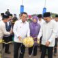Gubernur Kepri Ansar Ahmad meresmikan dermaga apung HDPE di Pelabuhan Jagoh, Dabo Singkep, Lingga. Infrastruktur senilai Rp2,73 miliar ini memperkuat konektivitas wilayah pesisir dan pulau-pulau di Kepri | f. Diskominfo Kepri