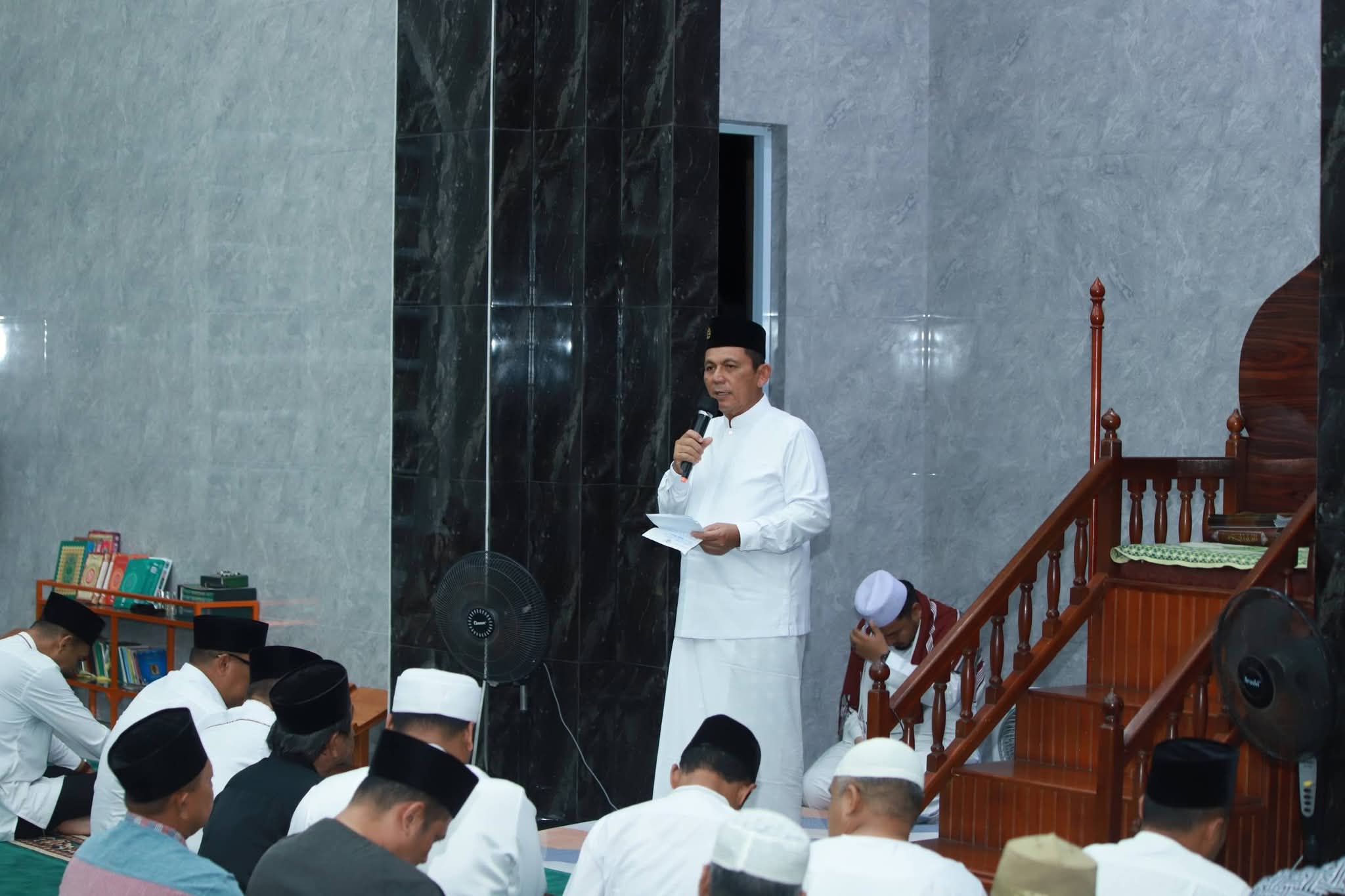 Safari Ramadan 1447 H di Kabupaten Lingga, Ansar Ahmad dan Nyanyang Haris Pratamura pererat silaturahmi dan dukung kegiatan keagamaan melalui bantuan CSR untuk Masjid Babul Ikhlas dan Masjid Al Akhyar | f. Prokopim Lingga