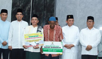 Safari Ramadan 1447 H di Kabupaten Lingga, Ansar Ahmad dan Nyanyang Haris Pratamura pererat silaturahmi dan dukung kegiatan keagamaan melalui bantuan CSR untuk Masjid Babul Ikhlas dan Masjid Al Akhyar | f. Prokopim Lingga