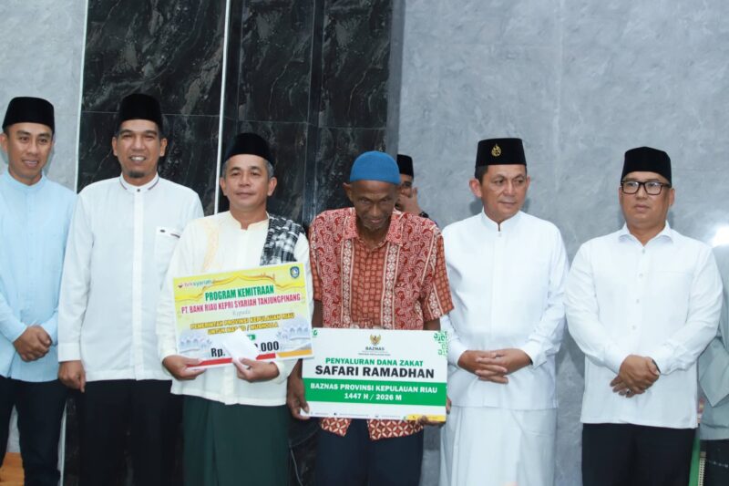 Safari Ramadan 1447 H di Kabupaten Lingga, Ansar Ahmad dan Nyanyang Haris Pratamura pererat silaturahmi dan dukung kegiatan keagamaan melalui bantuan CSR untuk Masjid Babul Ikhlas dan Masjid Al Akhyar | f. Prokopim Lingga