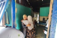 Camat Singkep Barat Susi Yenty bersama Kapolsek dan Kades Sungai Harapan mengunjungi keluarga korban hilang Aris. Tim SAR gabungan masih lakukan pencarian di perairan Selat Pintu, Kabupaten Lingga | f. Kecamatan Singkep Barat