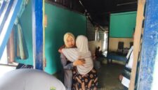 Camat Singkep Barat Susi Yenty bersama Kapolsek dan Kades Sungai Harapan mengunjungi keluarga korban hilang Aris. Tim SAR gabungan masih lakukan pencarian di perairan Selat Pintu, Kabupaten Lingga | f. Kecamatan Singkep Barat