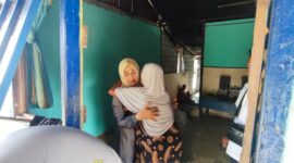 Camat Singkep Barat Susi Yenty bersama Kapolsek dan Kades Sungai Harapan mengunjungi keluarga korban hilang Aris. Tim SAR gabungan masih lakukan pencarian di perairan Selat Pintu, Kabupaten Lingga | f. Kecamatan Singkep Barat