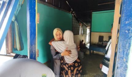 Camat Singkep Barat Susi Yenty bersama Kapolsek dan Kades Sungai Harapan mengunjungi keluarga korban hilang Aris. Tim SAR gabungan masih lakukan pencarian di perairan Selat Pintu, Kabupaten Lingga | f. Kecamatan Singkep Barat