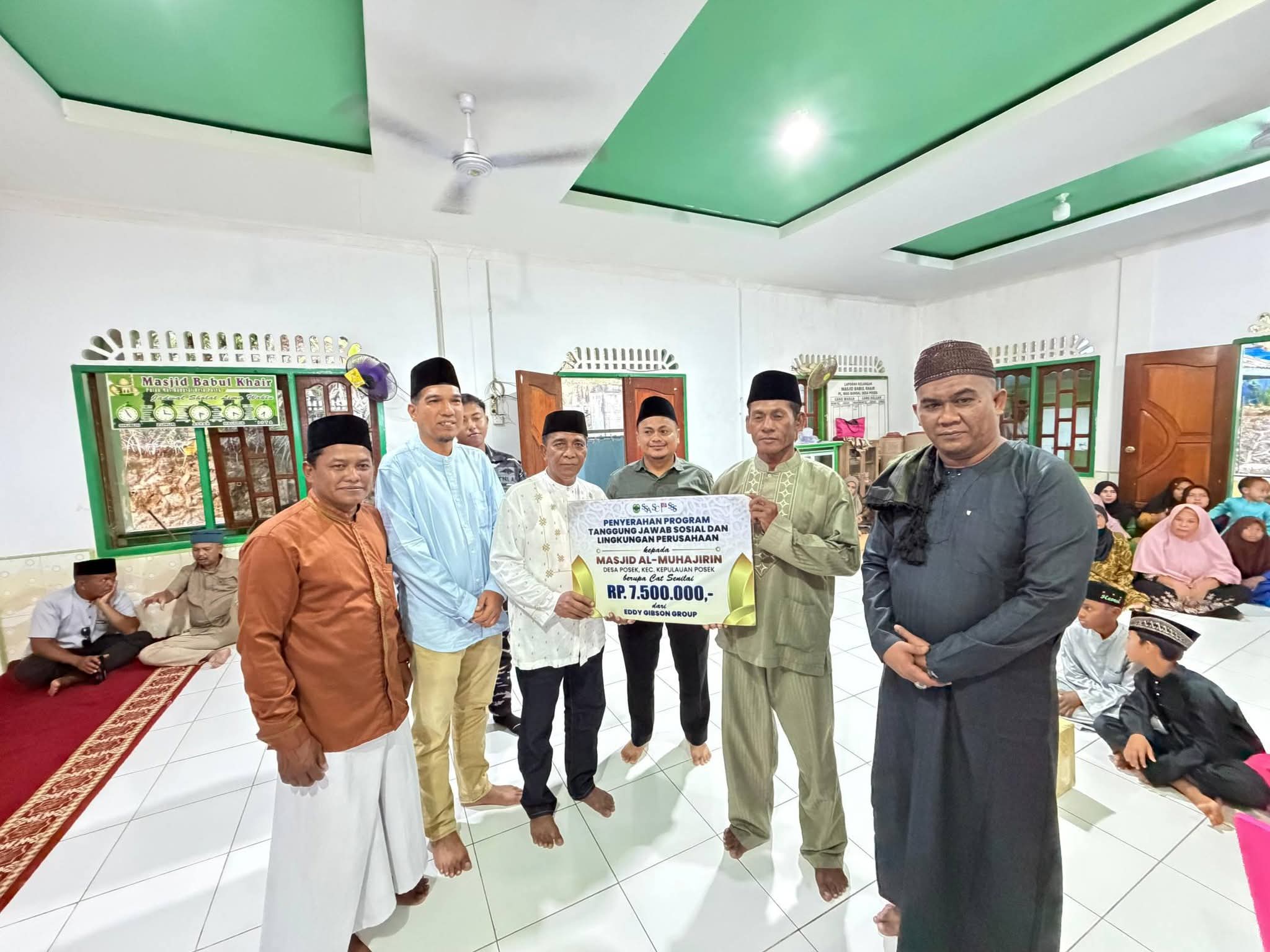 Kehangatan Ramadan 1447 H menyelimuti Pulau Mas Bangsal saat Wakil Bupati Lingga menyerahkan bantuan sembako dan santunan tunai bagi anak-anak yatim | f. Prokopim Lingga