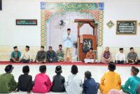 Kehangatan Ramadan 1447 H menyelimuti Pulau Mas Bangsal saat Wakil Bupati Lingga menyerahkan bantuan sembako dan santunan tunai bagi anak-anak yatim | f. Prokopim Lingga