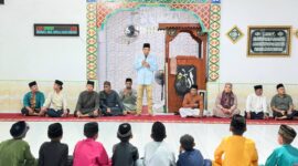 Kehangatan Ramadan 1447 H menyelimuti Pulau Mas Bangsal saat Wakil Bupati Lingga menyerahkan bantuan sembako dan santunan tunai bagi anak-anak yatim | f. Prokopim Lingga