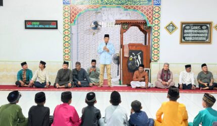 Kehangatan Ramadan 1447 H menyelimuti Pulau Mas Bangsal saat Wakil Bupati Lingga menyerahkan bantuan sembako dan santunan tunai bagi anak-anak yatim | f. Prokopim Lingga