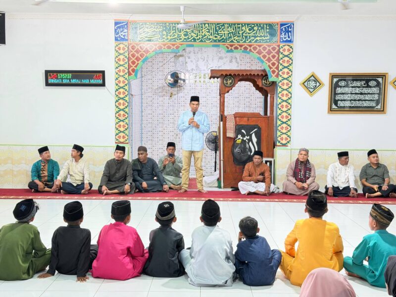 Kehangatan Ramadan 1447 H menyelimuti Pulau Mas Bangsal saat Wakil Bupati Lingga menyerahkan bantuan sembako dan santunan tunai bagi anak-anak yatim | f. Prokopim Lingga